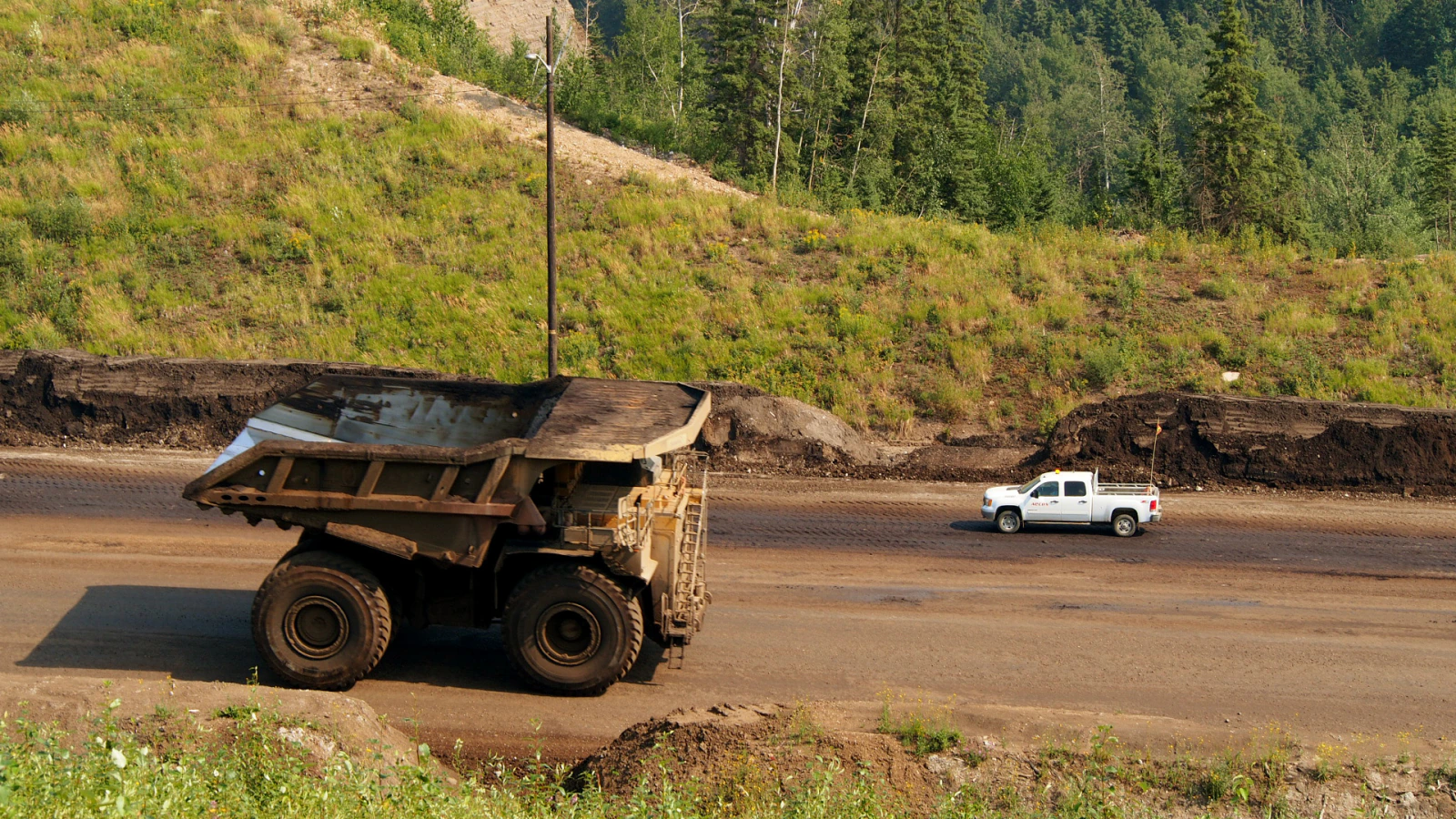 Haul truck di tambang